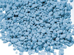 Haufen mit blauen Kugeln an Düngemittel