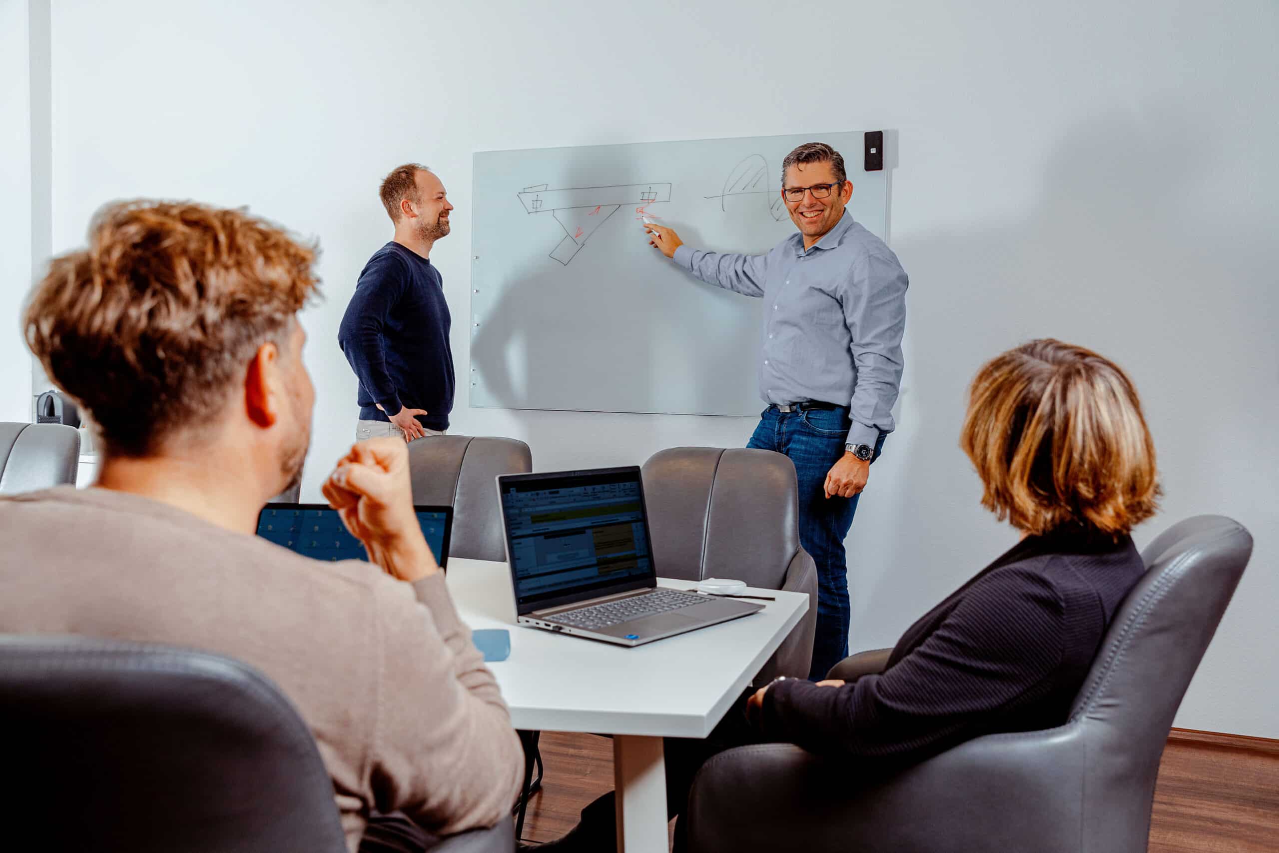 4 Personen in Consulting Situation
