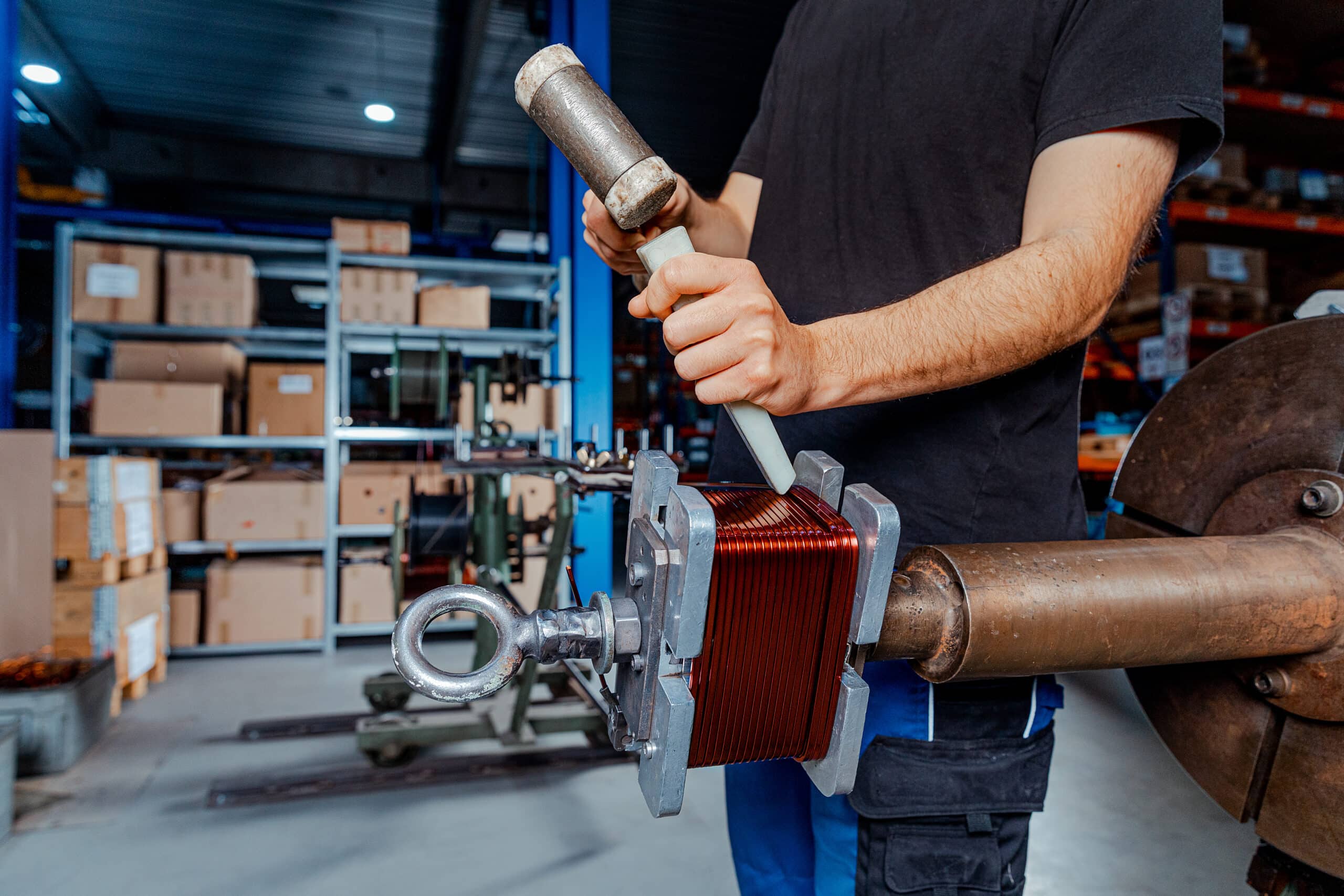 Mann bearbeitet ein Metallteil