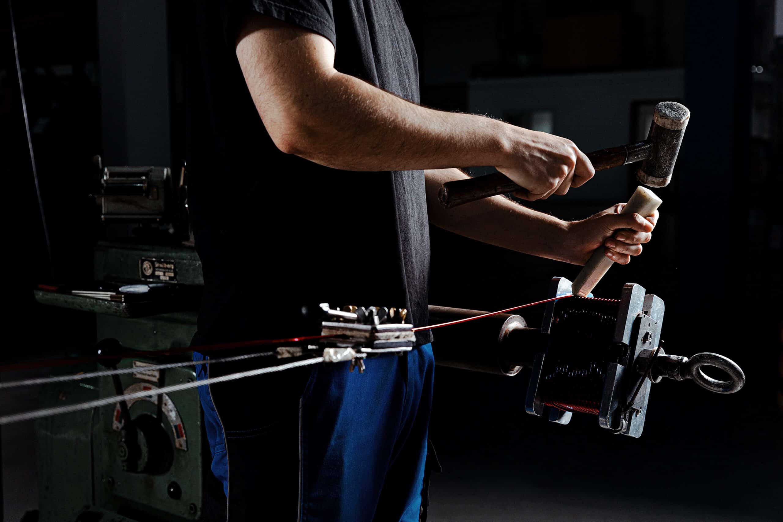 Mann bei der Arbeit an Magnetvibrator